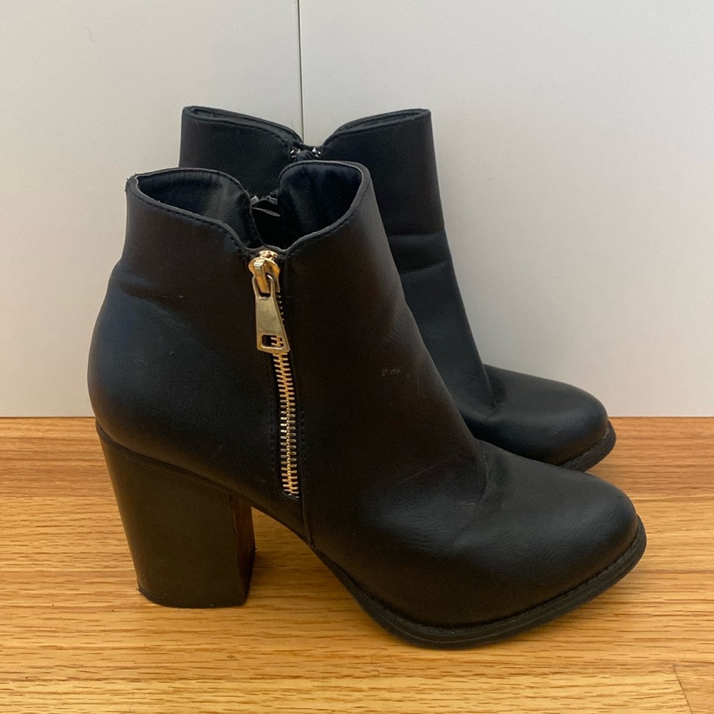 Nature Breeze block heel almond toe Chelsea Bootie